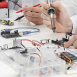 Montaggio schede elettroniche PCB: differenze tra tecnologia SMT e THD